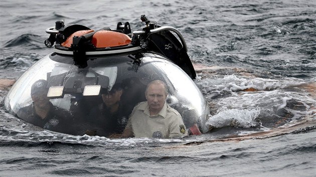 Prezident Putin si prohlíí ruskou techniku.