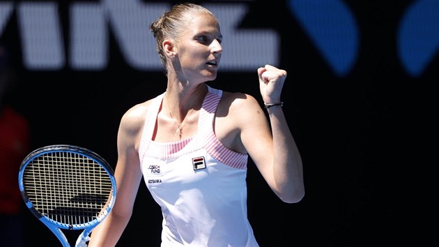 JE TO TAM. Karolna Plkov oslavuje vhru nad Serenou Williamsovou, kter ji posunula do semifinle Australian Open.