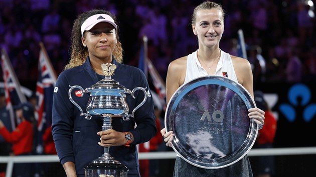 Finalistky dvouhry en Australian Open pzuj s trofejemi. Naomi sakaov (vlevo) turnaj vyhrla, Petra Kvitov skonila druh.