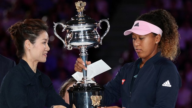 TAFETA. Naomi sakaov (vpravo) pebr trofej pro vtzku Australian Open od dal grandslamov ampionky anky Li Na.