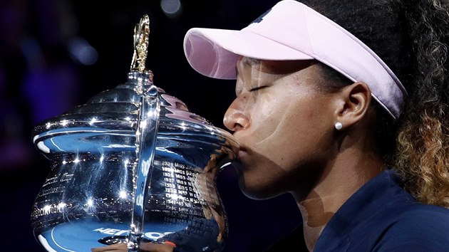 SLADK POLIBEK. Japonka Naomi sakaov se mazl s trofej pro vtzku Australian Open.