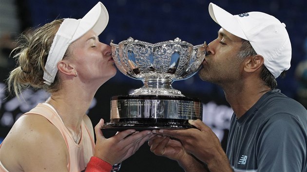 PUSA ZE DVOU STRAN. Barbora Krejkov a Amerian Rajeev Ram lbaj pohr pro vtze smen tyhry na Australian Open.