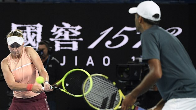 Barbora Krejkov hraje bekhend ve finle smen tyhry na Australian Open, jej spoluhr Amerian Rajeev Ram pihl.