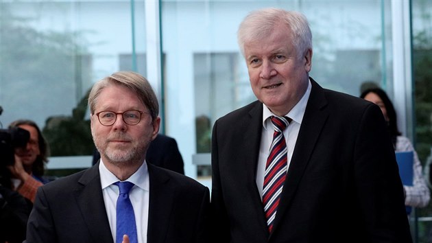 f nmeckho Spolkovho adu pro migraci a uprchlky (BAMF) Hans-Eckhard Sommer (vlevo) spolu s nmeckm ministrem vnitra Horstem Seehoferem pedstavuj v Berln Zprvu o migraci. (23. ledna 2019)