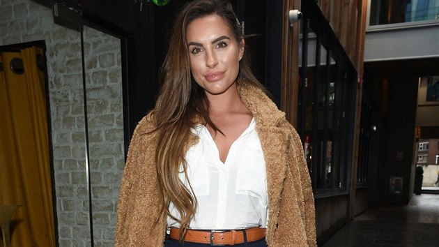 Elegantního outfitu docílíte kombinací tmavých širokých kalhot s páskem, bílé... Elegantního outfitu docílíte kombinací tmavých širokých kalhot s páskem, bílé...