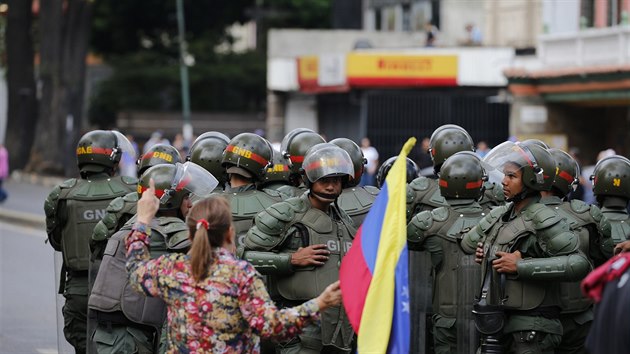 Po cel Venezuele probhaj protesty proti souasnmu prezidentu Madurovi. K masovm protestm po cel zemi vyzval f parlamentu Juan Guaid, kter se ped mohutnm zstupem stoupenc prohlsil za adujcho prezidenta. (23. ledna)