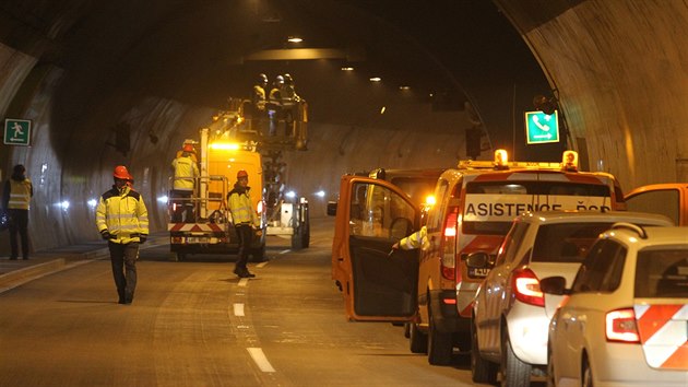 Oprava tubusu tunelu Panensk na dlnici D8 po sobotnm poru nkladnho automobilu.