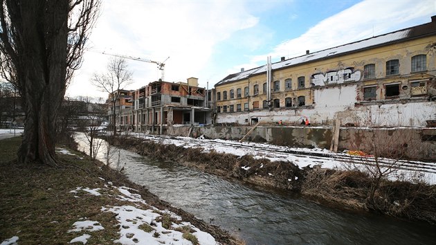 Krom rozen u fungujc lvky se pot i se stavbou dalho novho mostku pro cyklisty.