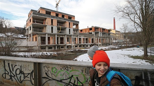 Ve čtyřech blocích vzniká celkem 52 bytů. Na konci loňského roku už se začaly prodávat. Ty nejmenší stojí 1,6 milionu korun, ty největší stometrové až 4,8 milionu.