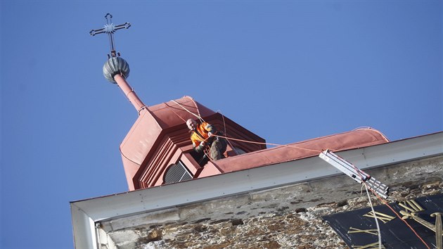 Pibyslav, 21.1.2019, kek, kostel Narozen sv. Jana Ktitele, horolezci, Foto: MAFRA - Tom Blaek, Tomas Blazek Horolezci se pokouej snst k z ve kostela v Pibyslavi, kter se z neznmch dvod prudce naklonil.