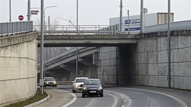 Most s kiovatkou v komplikovanm dopravnm uzlu spojuje Brfovu tdu a ulice Sportovn a Hrotovickou. Podle statika je pemostn v havarijnm stavu a potebuje urychlenou opravu.