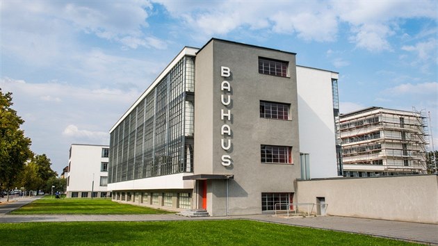 Komplex koly v Desav (Dessau) charakterizuj prosklen fasdy, prav hly a rovn stechy.