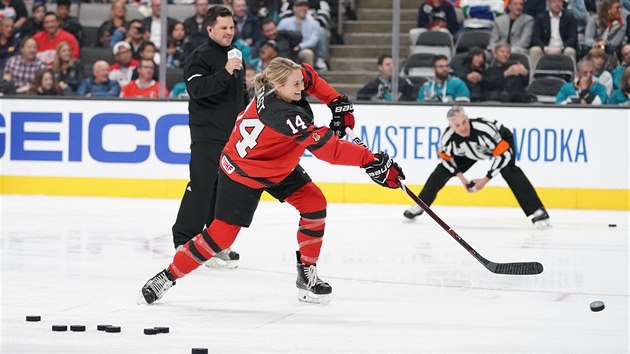 Hokejistka Renata Fastov si na Utkn hvzd NHL vyzkouela dovednostn sout ve stelb.