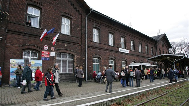 elezniní stanice v polských Glucholazech, pes které vede tra z Mikulovic do...