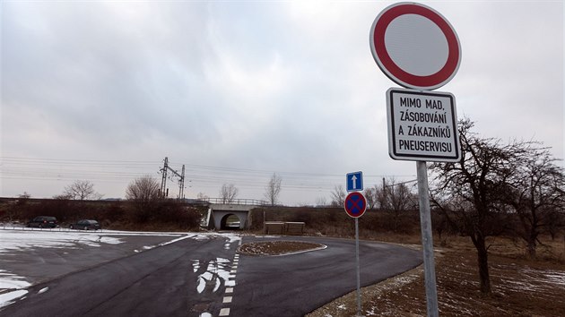 Autobusová točna u pneuservisu v přerovské místní části Lýsky. Majitel servisu s její stavbou nesouhlasí a obrátil se na soud, ten však o zákazu stavby až do verdiktu rozhodl ve chvíli, kdy už je točna prakticky hotová.