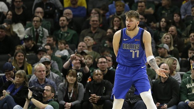 Luka Doni z Dallasu bhem souboje s Milwaukee