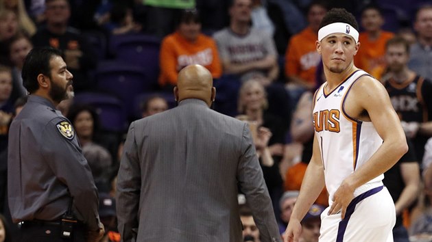 Devin Booker z Phoenixu byl vylouen a jde do atny.