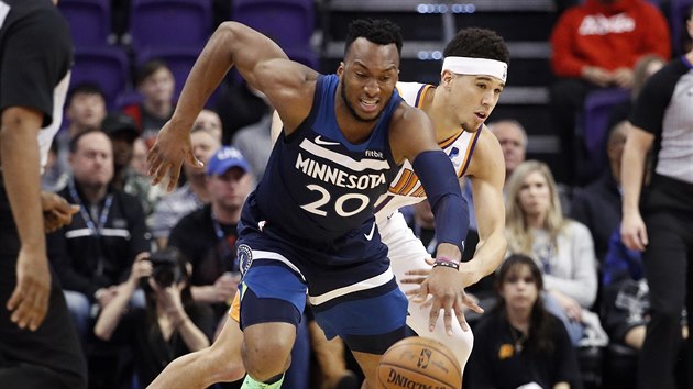 Josh Okogie (20) z Minnesoty obral o m Devina Bookera z Phoenixu.