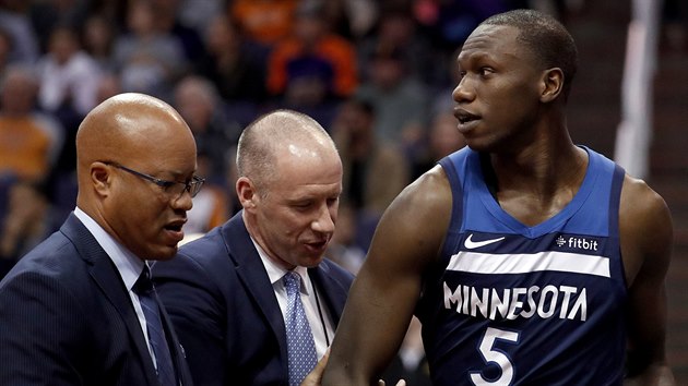 Gorgui Dieng (5) z Minnesoty byl vylouen ze zpasu s Phoenixem.