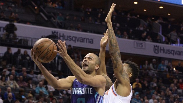 Tony Parker (vlevo) z Charlotte zakonuje kolem Lance Thomase z New Yorku.