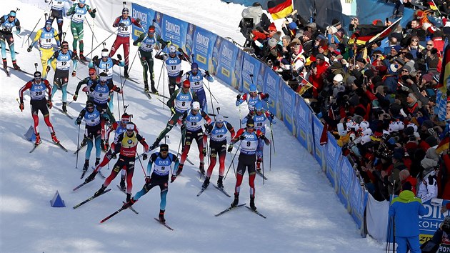 Momentka z hromadnho zvodu biatlonist v Ruhpoldingu, vpedu je Martin Fourcade.