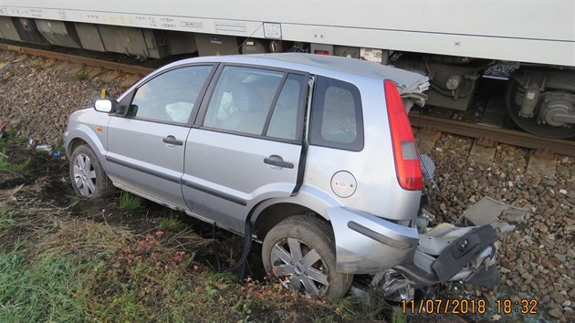 Tragick nehoda na Domalicku. Ve Stakov se stetlo osobn vozidlo s vlakem. Kolizi nepeil rok a pl star chlapec.