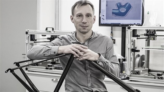 Milan Duchek vybudoval firmu Duratec, která je zaměřena na ruční výrobu rámů kol z hliníkových slitin.