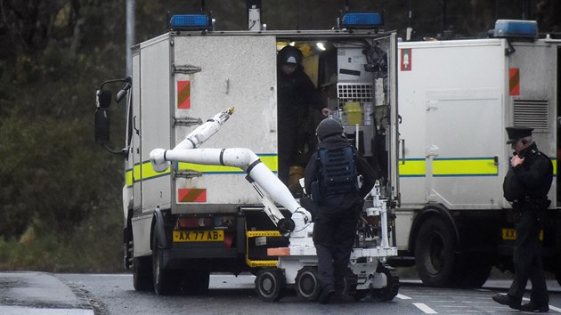 Policie pouila dlkov ovldanho robota k prohldce vozu, kter unesli maskovan mui v severoirskm mst Londonderry. (21. ledna 2019)