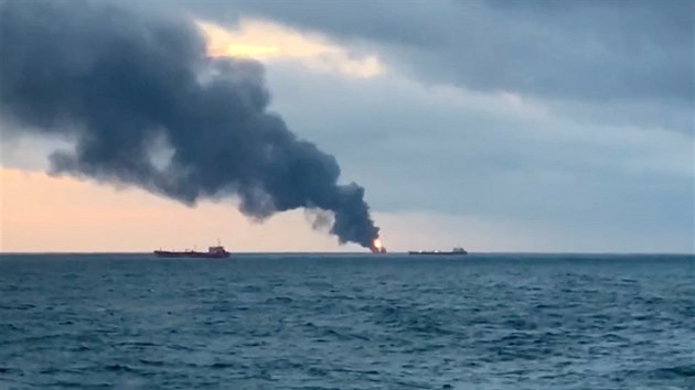 Kou stoupajc z tankeru v  po nehod Kerskm prlivu pobl Krymu (21. ledna 2019)