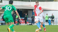 Slávista Jakub Jugas se snaí obejít soupee z ínského týmu Peking Guoan.