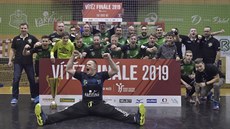Házenkáři Karviné bouřlivě slaví triumf v domácím poháru. Házenkáři Karviné bouřlivě slaví triumf v domácím poháru.