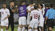 Fotbalisté Kataru a jejich kouč Félix Sánchez (druhý zleva) se radují z... Fotbalisté Kataru a jejich kouč Félix Sánchez (druhý zleva) se radují z...