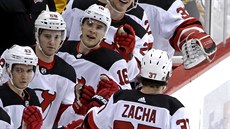 Pavel Zacha slaví svůj gól proti Pittsburghu se spoluhráči z New Jersey. Pavel Zacha slaví svůj gól proti Pittsburghu se spoluhráči z New Jersey.