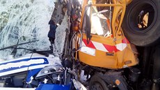Při čelním střetu autobusu a sypače se zranili tři lidé (19. ledna 2019). Při čelním střetu autobusu a sypače se zranili tři lidé (19. ledna 2019).