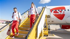 ZASE DO TEPLA. Fotbalisté Slavie vystupují z letadla v portugalském Faru. ZASE DO TEPLA. Fotbalisté Slavie vystupují z letadla v portugalském Faru.