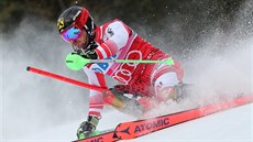 Rakuan Marcel Hirscher bhem druhého kola slalomu ve Wengenu.