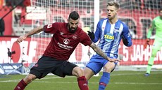 Mikael Ishak z Norimberku (vlevo) si kryje míč před Arnem Maierem z Herthy. Mikael Ishak z Norimberku (vlevo) si kryje míč před Arnem Maierem z Herthy.