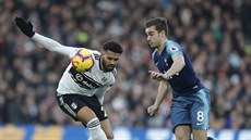 Cyrus Christie z Fulhamu (vlevo) se ohlíží za balonem, ke kterému spěchá Harry... Cyrus Christie z Fulhamu (vlevo) se ohlíží za balonem, ke kterému spěchá Harry...