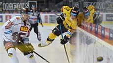 Petr Vrána ze Sparty (vlevo) trefil litvínovského Ondřeje Jurčíka na mantinel. Petr Vrána ze Sparty (vlevo) trefil litvínovského Ondřeje Jurčíka na mantinel.