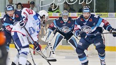 Liberecký brankář Roman Will sleduje brněnského útočníka Martina Zaťoviče... Liberecký brankář Roman Will sleduje brněnského útočníka Martina Zaťoviče...