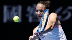 Karolína Plíková se soustedí na bekhend ve tvrtfinále Australian Open.