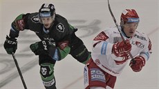 Martin Látal z Mladé Boleslavi (vlevo) stíhá Jiřího Polanského z Třince. Martin Látal z Mladé Boleslavi (vlevo) stíhá Jiřího Polanského z Třince.