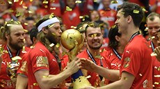 Dánští házenkáři slaví s pohárem pro mistry světa. Dánští házenkáři slaví s pohárem pro mistry světa.