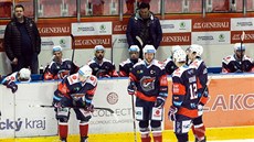 Zamyšlená střídačka Chomutova v utkání proti Olomouci Zamyšlená střídačka Chomutova v utkání proti Olomouci