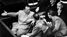 Hermann Goering (vlevo) se trestu smrti vyhnul sebevradou. Na snímku mluví s...