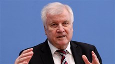 Nmecký ministr vnitra Horst Seehofer pedstavuje v Berlín Zprávu o migraci....