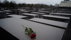 Rudá re poloená na památníku obtem nacismu v Berlín. Celý svt si...