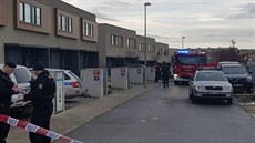K požáru auta a garáže vyjížděli hasiči v pražském Černém Mostě. (27. ledna... K požáru auta a garáže vyjížděli hasiči v pražském Černém Mostě. (27. ledna...