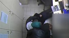 Lupiči si odnesli desítky tisíc, měli zbraň a ženu spoutali Lupiči si odnesli desítky tisíc, měli zbraň a ženu spoutali