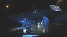 Muž si skrýval obličej, policie u něj našla zbraně i drogy. Muž si skrýval obličej, policie u něj našla zbraně i drogy.